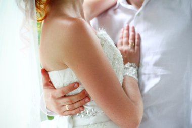 bruid en bruidegom op hun bruiloft dag knuffelen