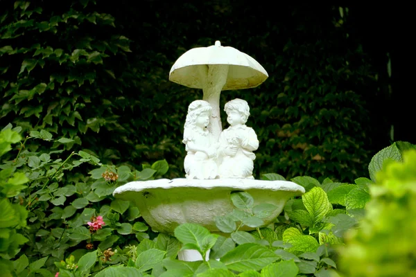 The fountain in the garden — Stock Photo, Image