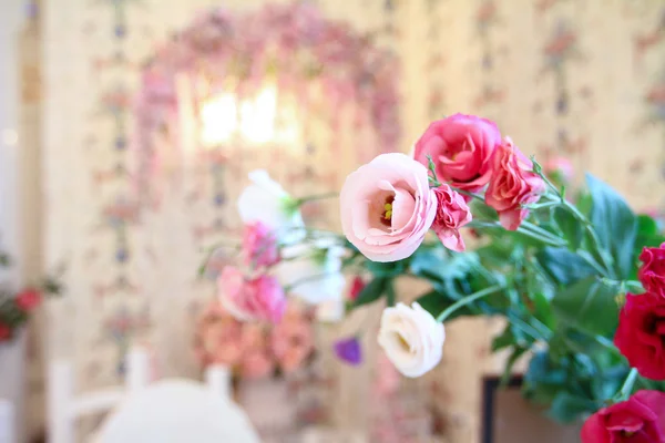 Interior antiguo, flores en primer plano — Foto de Stock
