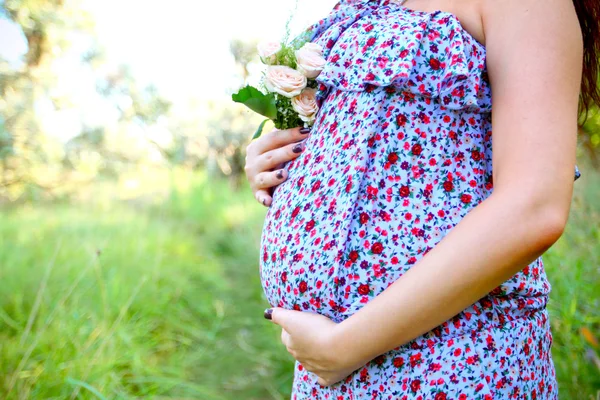 Gravid kvinna i en park i sommar — Stockfoto