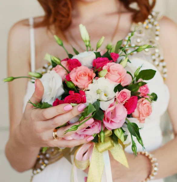 Bride holding wedding bouquet close up — Stock Photo, Image