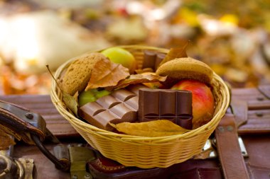 elma, yulaf ezmeli kurabiye, çikolata sepeti sonbahar p