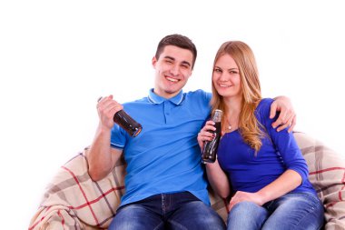 kanepede oturan ve coca cola izole içme gençler