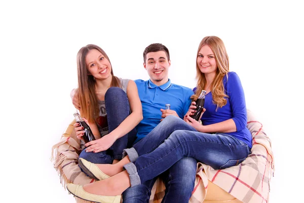 Vrienden zittend op een bank en coca cola drinken — Stockfoto