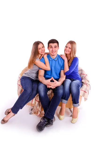 Chlap s dvěma dívkami, které sedí na gauči — Stock fotografie