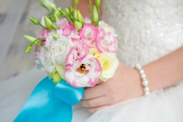 Sposa tenendo bouquet da sposa da vicino — Foto Stock