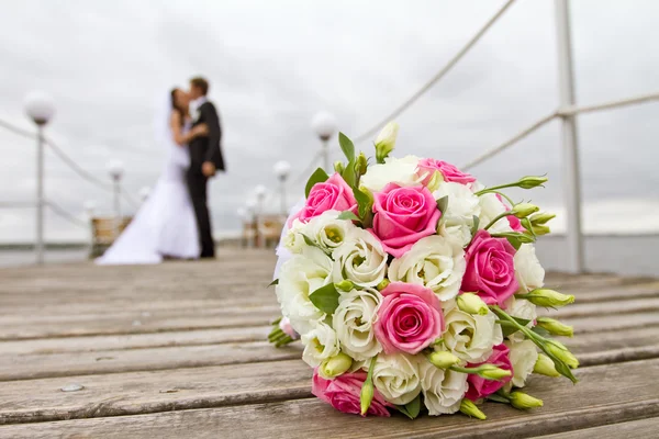 Sposa e sposo insieme sul ponte — Foto Stock