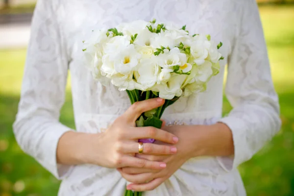 Noiva segurando buquê de casamento de perto — Fotografia de Stock