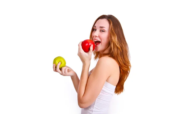 Menina atraente comendo maçãs em um fundo branco — Fotografia de Stock