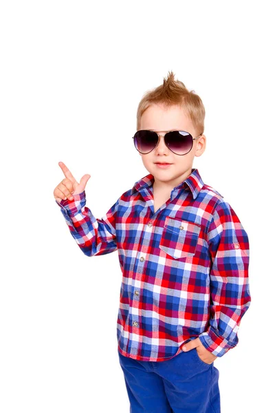 Cooler kleiner Junge zeigt mit dem Finger — Stockfoto