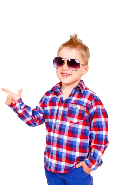 Cooler kleiner Junge zeigt mit dem Finger — Stockfoto