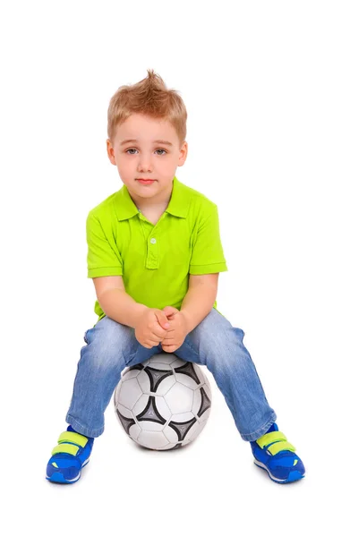 Kleiner Junge sitzt auf einem Fußballball — Stockfoto