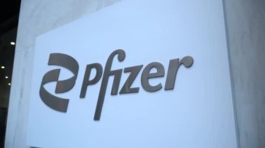 New York, New York 'taki binanın Pfizer merkez logosu.