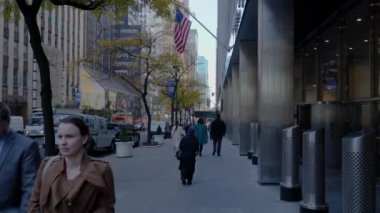 New York, New York, 235 Doğu 42. Cadde 'deki Pfizer karargahının yanında yürüyen insanlar.