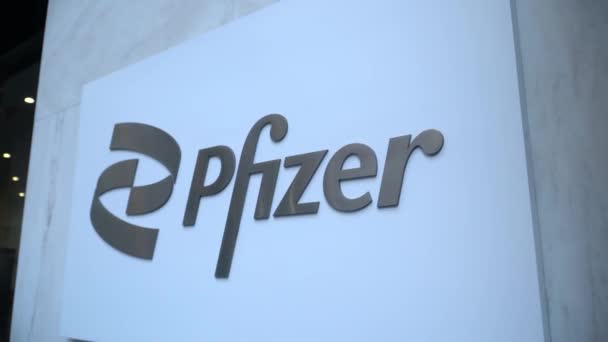 Logotipo Sede Pfizer Prédio Nova York — Vídeo de Stock