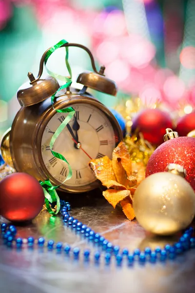 Uhr und Weihnachtskugeln - Feiertagshintergrund — Stockfoto