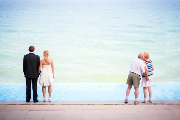 Appena sposati e coppie anziane sulla spiaggia — Foto Stock