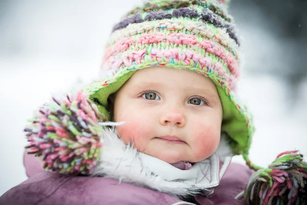 Bébé heureux sur le fond d'hiver — Photo