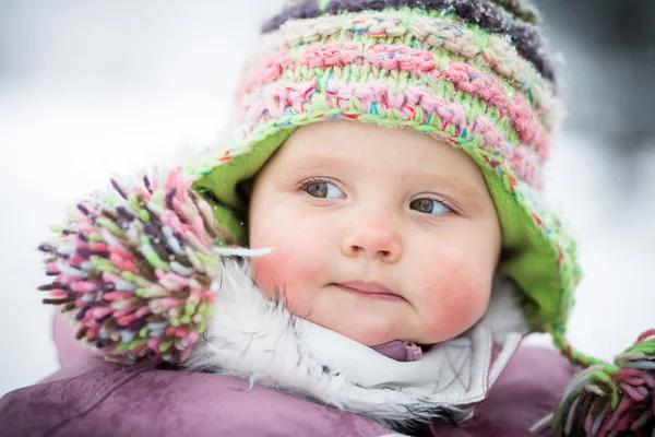 Bebê feliz no fundo do inverno — Fotografia de Stock