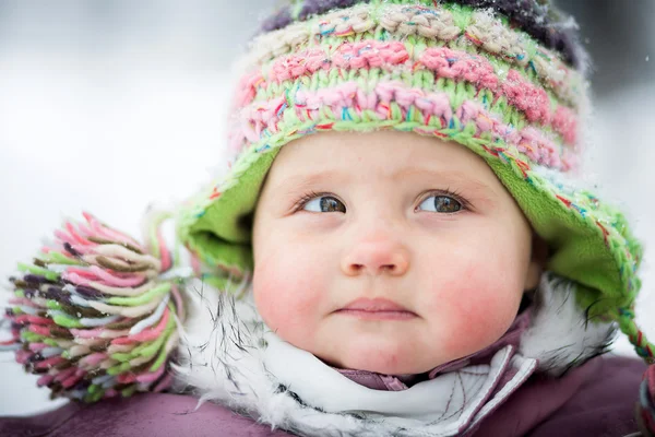 Bébé heureux sur le fond d'hiver — Photo