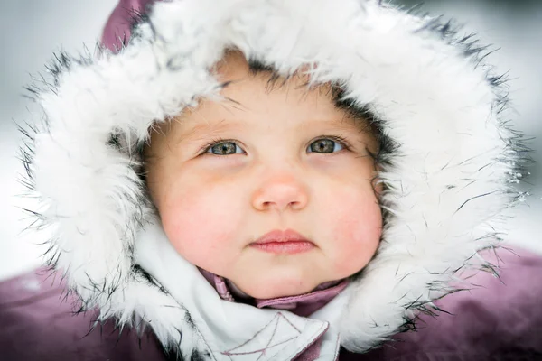 Bambino felice sullo sfondo invernale — Foto Stock