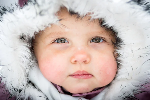 Bebê feliz no fundo do inverno — Fotografia de Stock