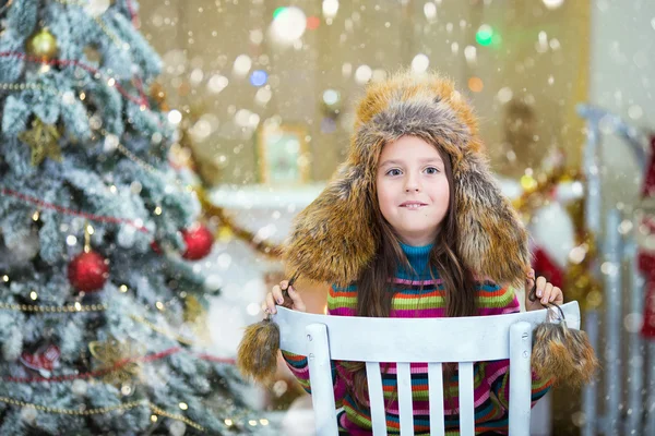 Joyeux Noël - Petite fille et arbre de Noël — Photo