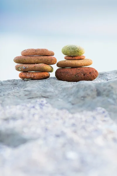 Pilha de pedras lisas redondas em uma praia — Fotografia de Stock