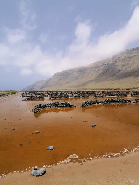 Famara kliffen en salinas del rio, lanzarote, Canarische eilanden, Spanje — Stockfoto