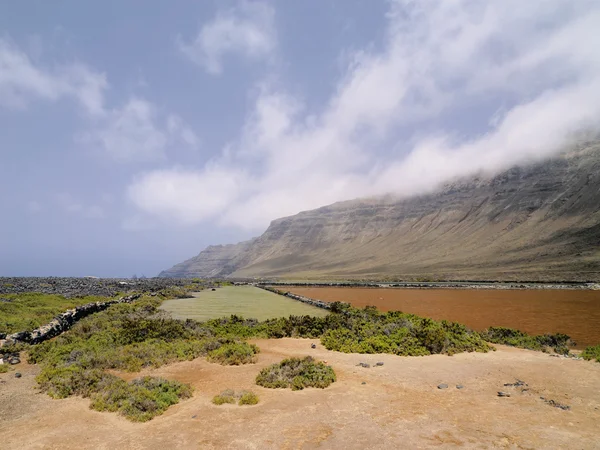 Famara klify i salinas del rio, lanzarote, Wyspy Kanaryjskie, Hiszpania — Zdjęcie stockowe