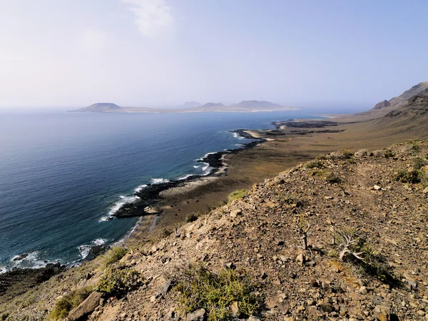 Famara 崖とグラシオーザ島、ランサローテ島、カナリア諸島, スペイン — ストック写真