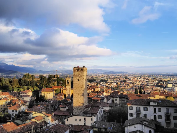 Bergamo, kilátás a városháza-torony, Lombardia, Olaszország — Stock Fotó
