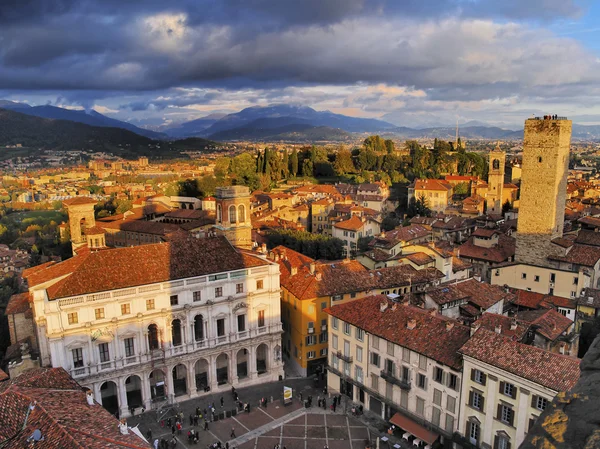 Bérgamo, vista desde la torre del ayuntamiento, Lombardía, Italia — Foto de Stock