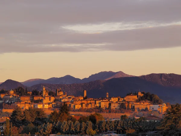 Paisaje urbano de Bérgamo al amanecer, Lombardía, Italia —  Fotos de Stock