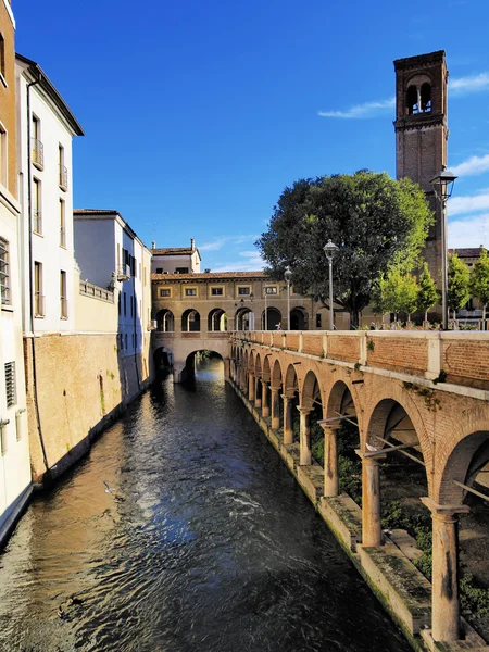 Канал в Мантуї, Ломбардія, Італія — стокове фото