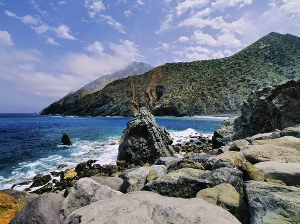 Stenig strand vallehermoso, la gomera, Kanarieöarna — Stockfoto