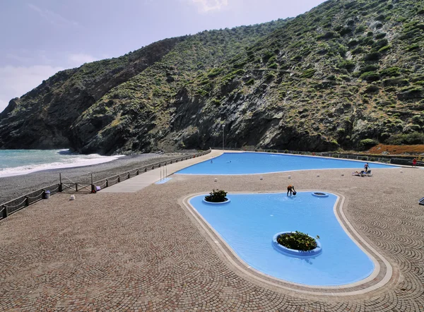 Schwimmbad an der Küste von Gomera, Kanarische Inseln, Spanien — Stockfoto