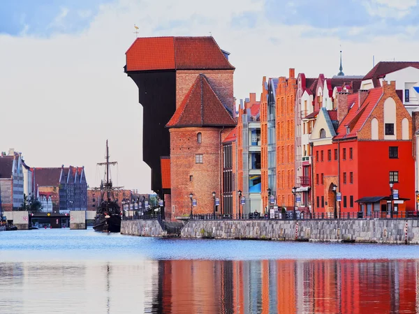 Guindaste do porto velho em Gdansk, Polonia — Fotografia de Stock