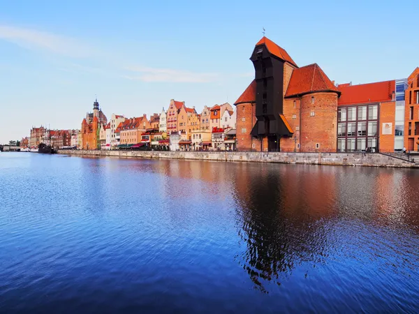 Antiguo puerto grúa en Gdansk, Polonia — Foto de Stock