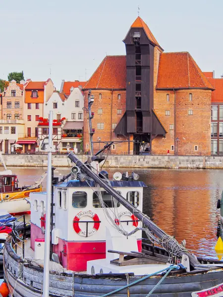 Antiguo puerto grúa en Gdansk, Polonia — Foto de Stock