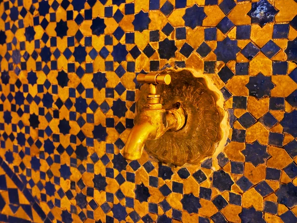 Altın dokunuş ve Çinili duvar Fes, morocco — Stok fotoğraf