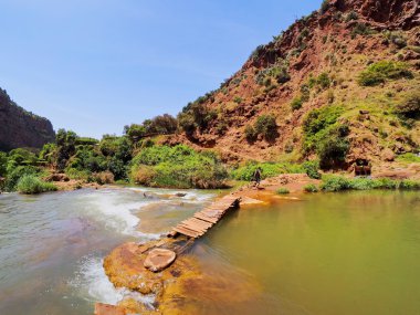 Puente de madera en el río ouzoud, Marruecos