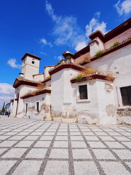 在西班牙格拉纳达的圣克里斯托瓦尔教堂 — 图库照片