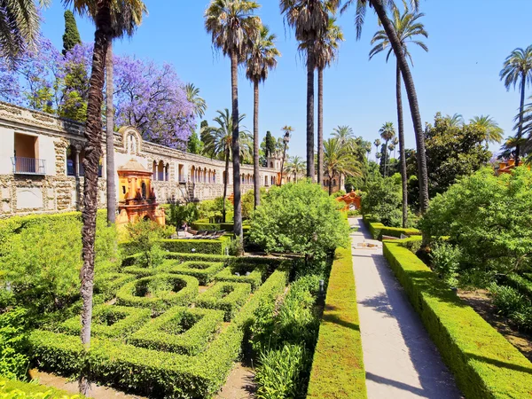 Gärten im Alcazar von Sevilla, Spanien — Stockfoto