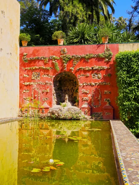 Trädgårdar i alcazar i Sevilla, Spanien — Stockfoto