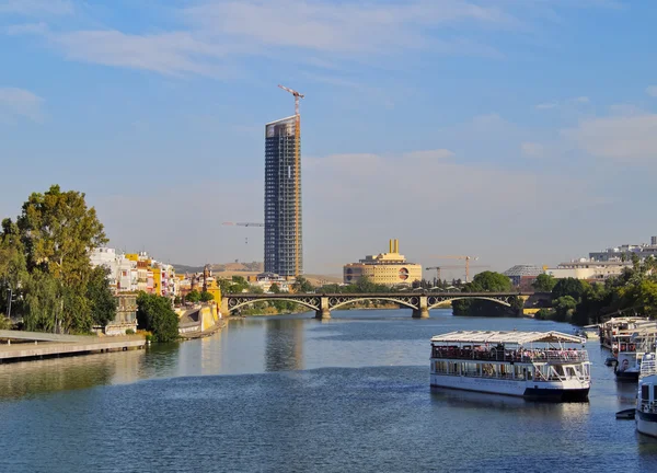 Cajasol Tower and Guadalquivir River in Seville — Stock Photo, Image