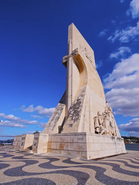Памятник открытиям в Лиссабоне — стоковое фото