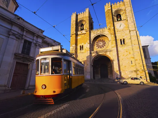 Gammal spårvagn i Lissabon — Stockfoto