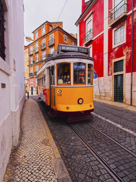 Gammal spårvagn i Lissabon — Stockfoto