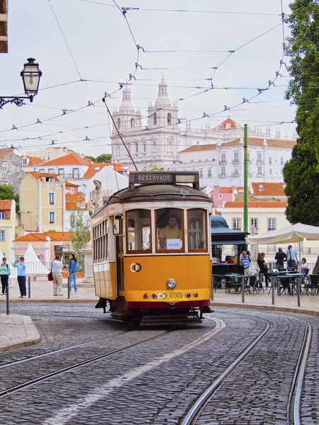 Gammal spårvagn i Lissabon — Stockfoto